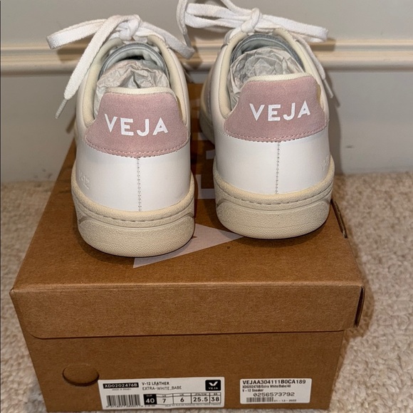 Brand New in Box Veja Extra_White_Babe Leather Sneakers - Picture 4 of 9